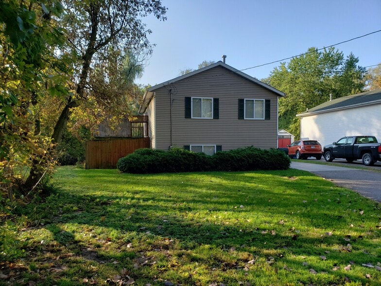 Front - 630 Hubert St NE