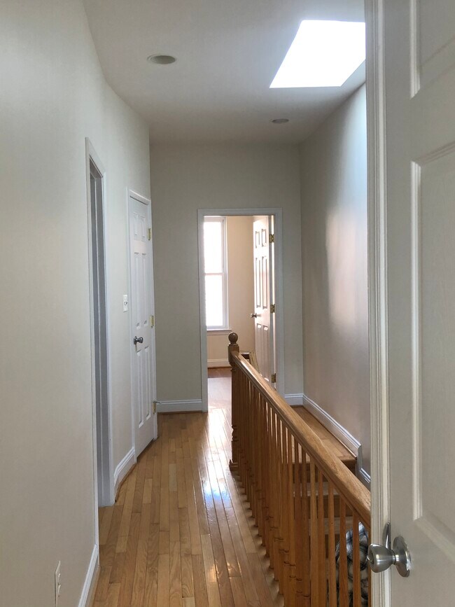 Upstairs level 3 beedrooms + sky ligt - 1204 Florida Ave NE