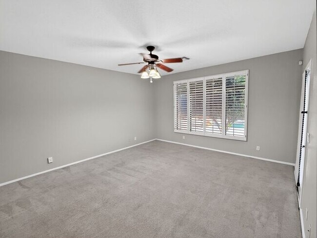 Building Photo - Charming 4 Bedrooms/ 3.5 Bath Home in Desirable Fox Crossing!!