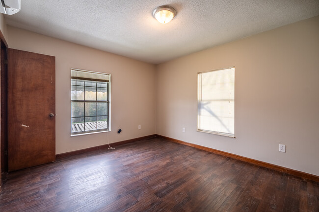 Building Photo - 224 N Vance Dr