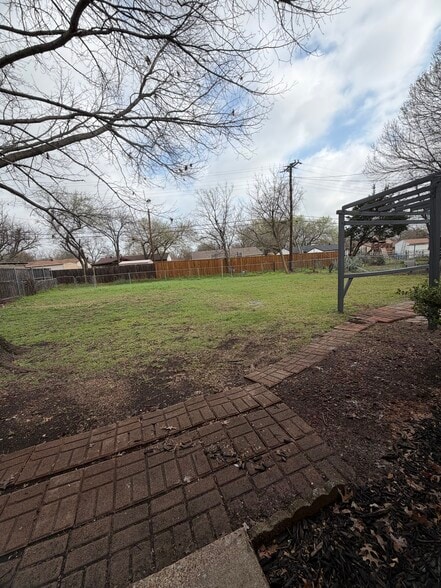 Building Photo - 519 Wren Ave