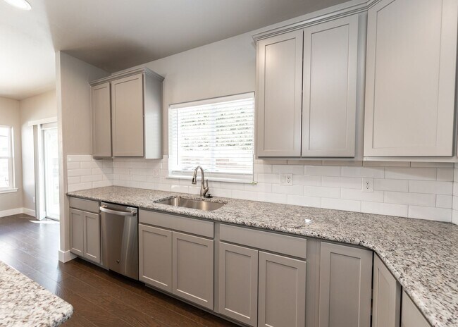 Building Photo - 3 Bedroom Contemporary Townhome off of Austin Bluffs