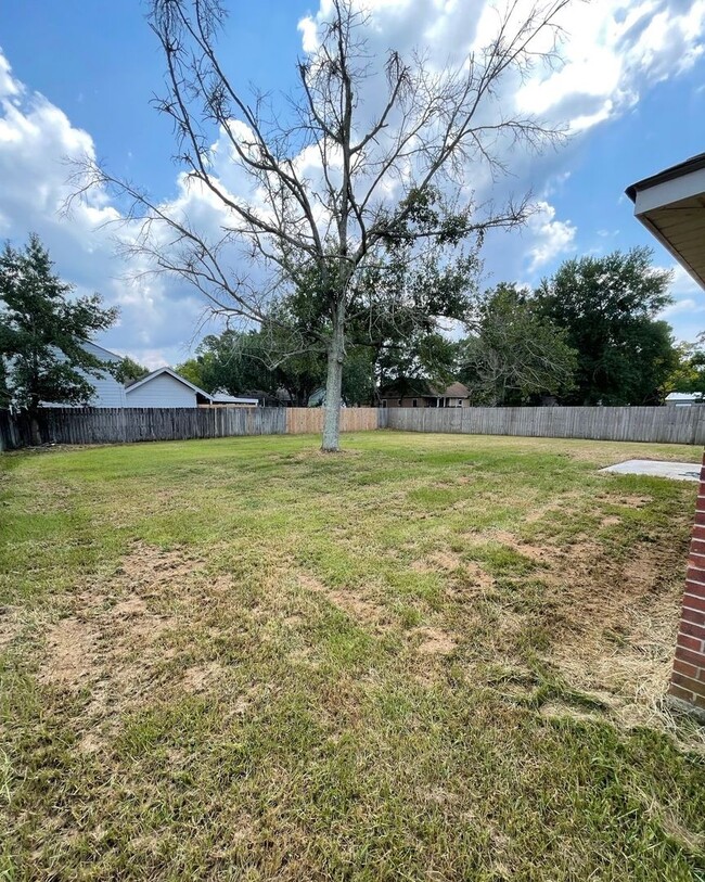 Building Photo - 3 BD 2 BA home in the Ocean Springs School...