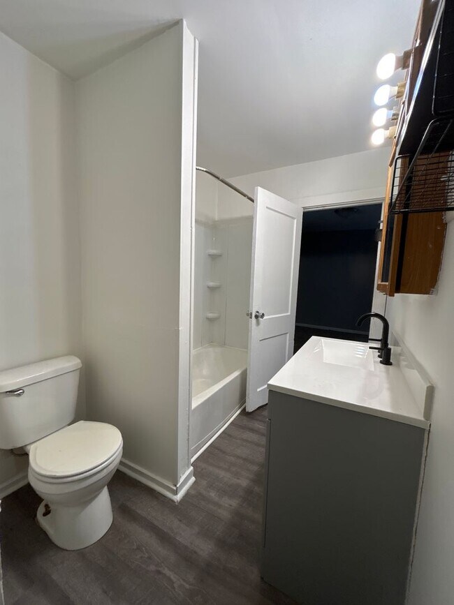 Building Photo - Charming 2-Bedroom, 1-Bathroom Home in South Bend