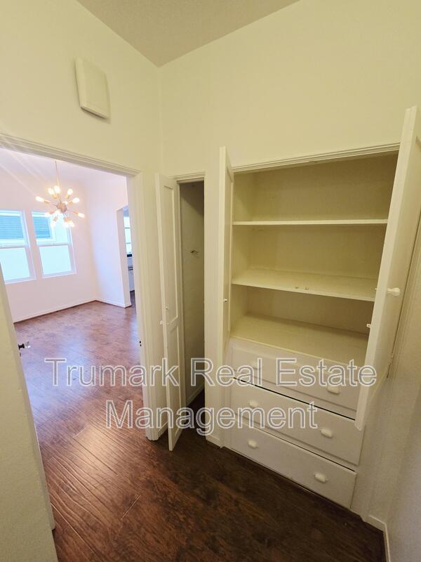 Building Photo - 4315 Avocado St