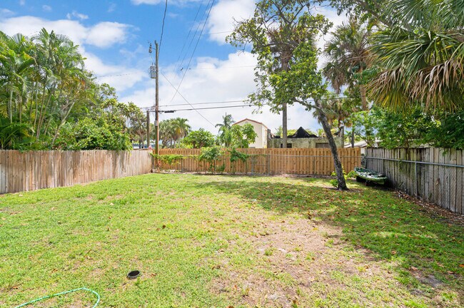 Building Photo - 518 Biscayne Dr