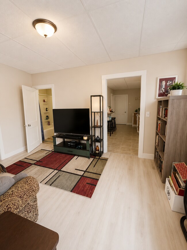 Building Photo - AVAILABLE Immediately - 2 BED 1 BATH