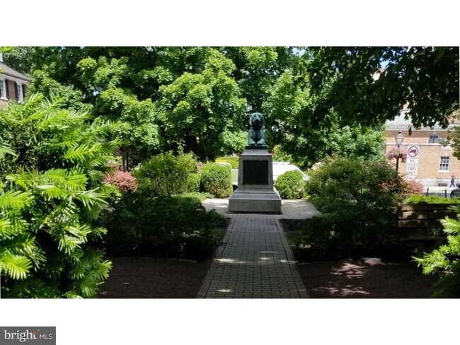 Building Photo - 10 Charlton St