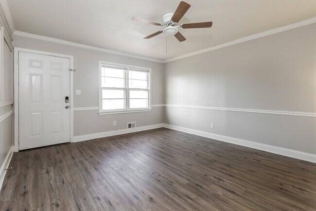 Building Photo - 820 Oakdale Dr