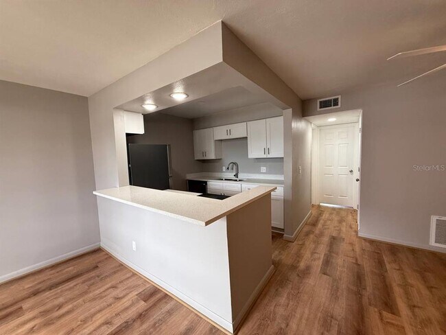 Building Photo - 9221 Tudor Dr