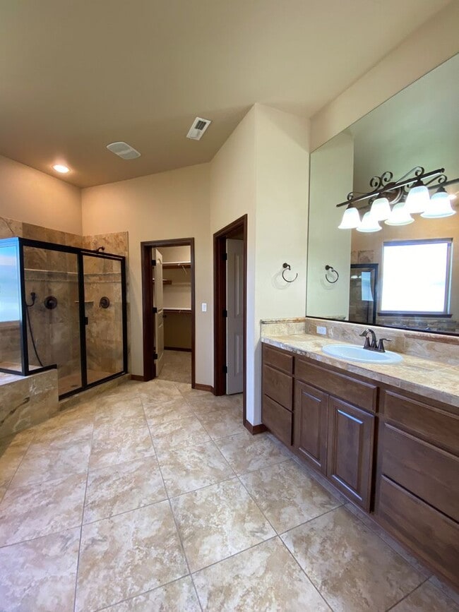 Building Photo - Beautiful, One Level Living in South Richland!