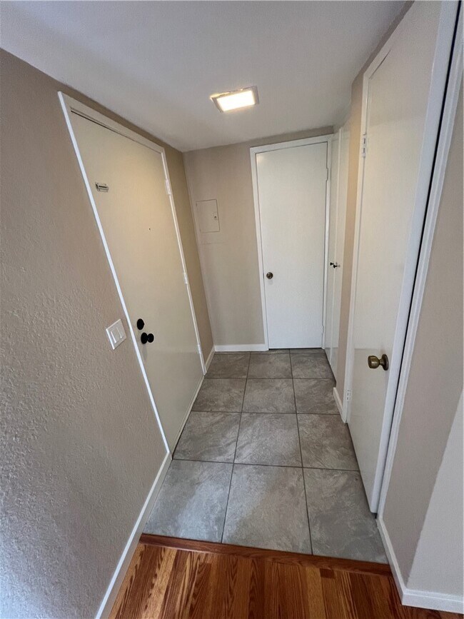 Building Photo - 23401 La Crescenta