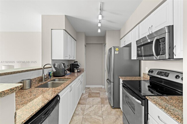 Building Photo - 1155 Brickell Bay Dr