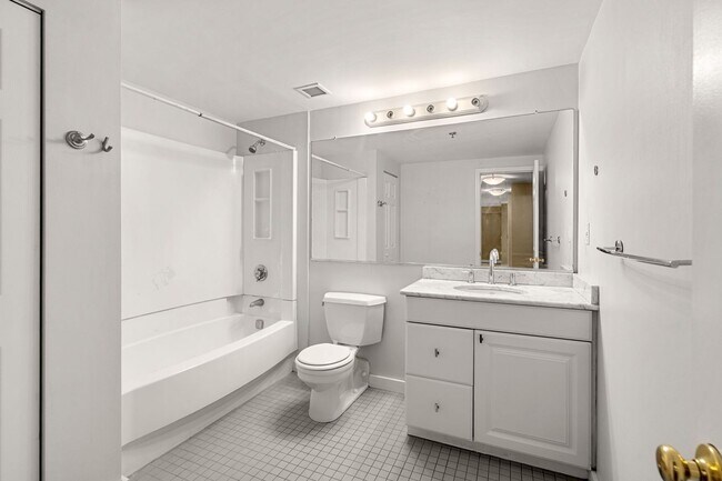 Building Photo - 1Br/1Bth, ready to move in. Heat/Hot Water...