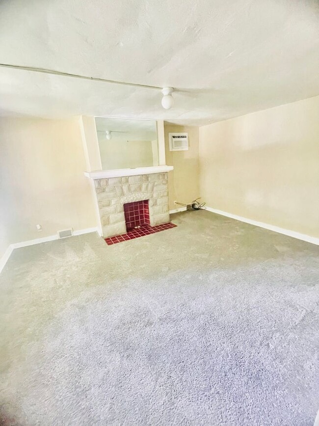 Building Photo - 4 bedroom. 1.5 Bath- Turtle Creek Pa