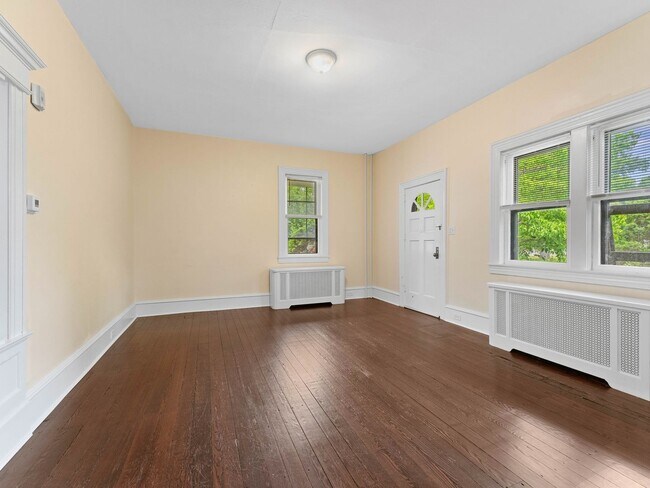 Building Photo - Spacious Updated Home with Modern Finishes in Mickleton