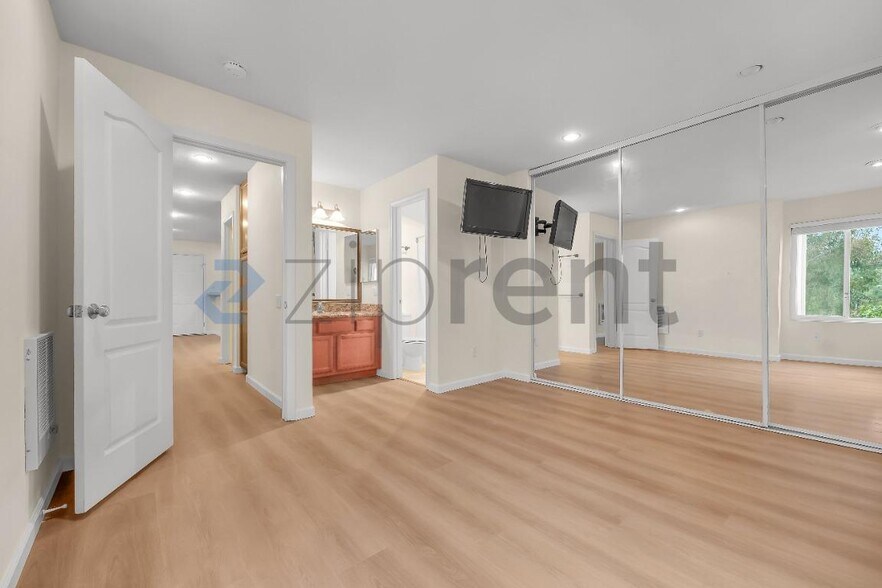 Building Photo - Unit 226