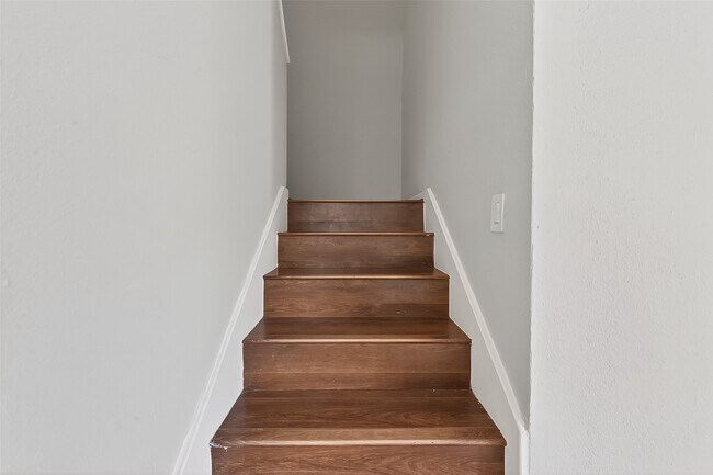 Building Photo - 8646 Maplecrest Dr