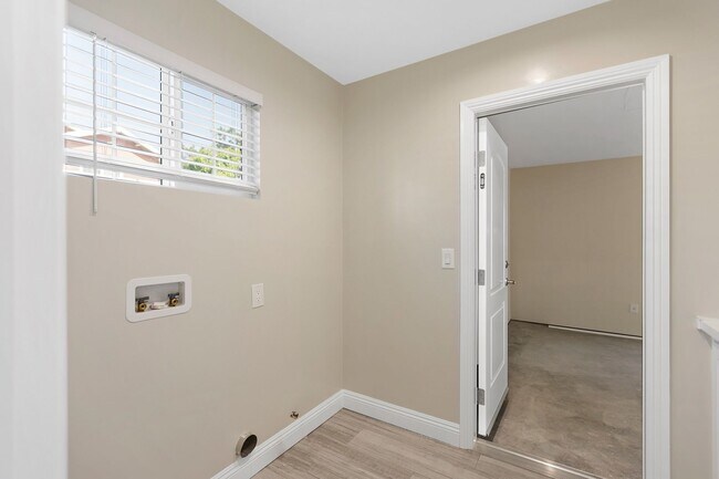 Building Photo - 2216 N Frederic St