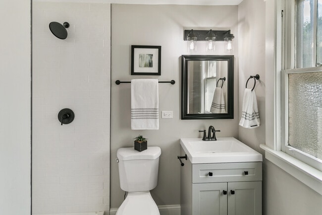 Building Photo - 1525 Burr Oak Rd