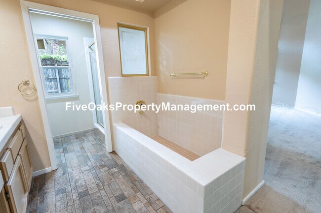 Building Photo - 103 Surbaugh Square