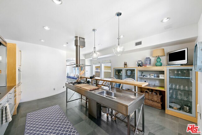 Building Photo - 1341 Palisades Beach Rd