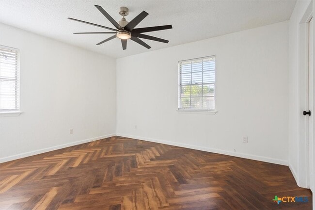 Building Photo - 907 Willow Brk St