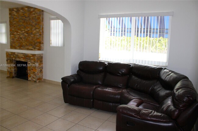 Building Photo - 2253 SW 10th St