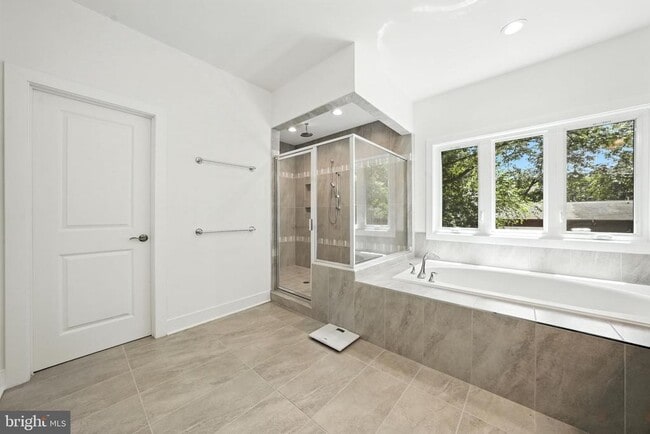 Building Photo - 5604 Clermont Dr