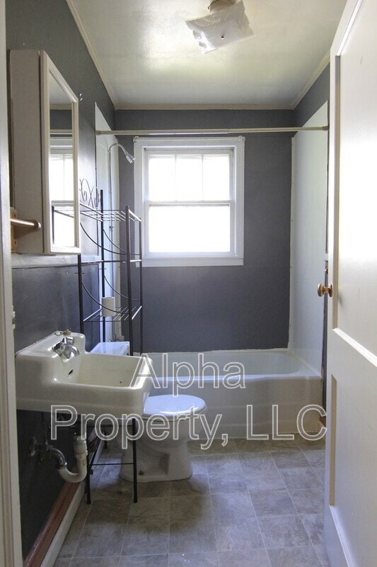 Building Photo - 301 Dupont Dr