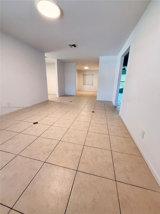 Building Photo - 236 NW 12th Ct