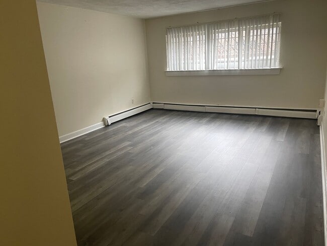 Building Photo - FREE MONTH  PACKARS CORNER BU AREA  Modern 1 bed with Large LR and BR areas, HT and HW Inc NO FEE