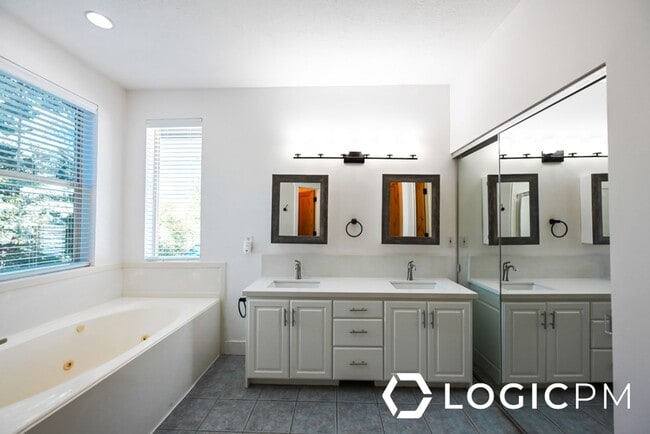 Building Photo - 1034 Lincoln Ln