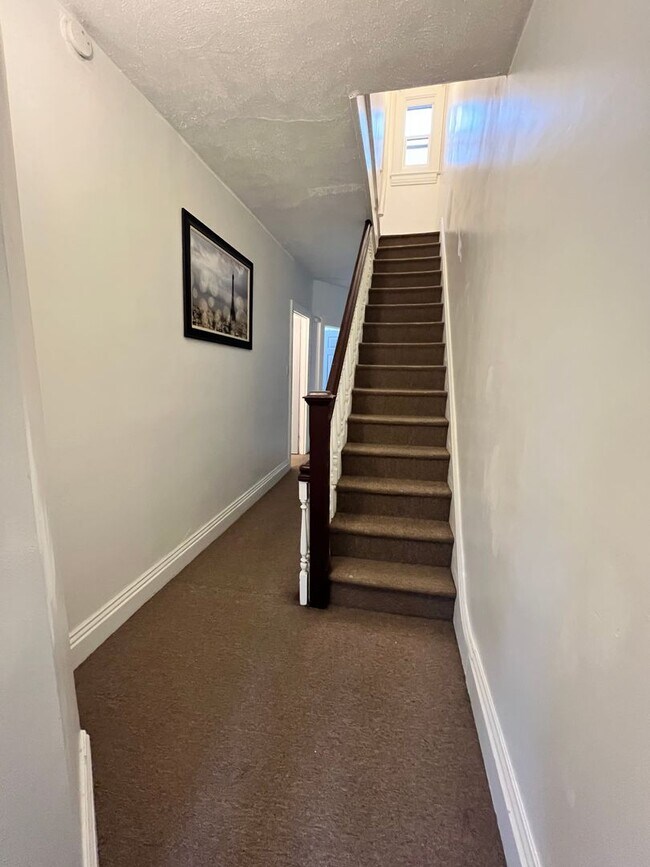 Building Photo - 5 Bedroom 1 Bath Home Available