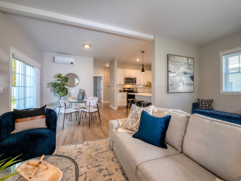 6 Cottage Lane: 3-bed 2-bath Living Room and Dining Room - MCO Lancaster Cottages