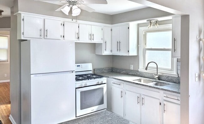 Building Photo - 312 Robinwood Ave