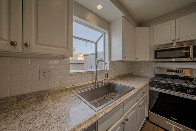 Building Photo - Bright & Airy 2-Bedroom End Unit Townhome