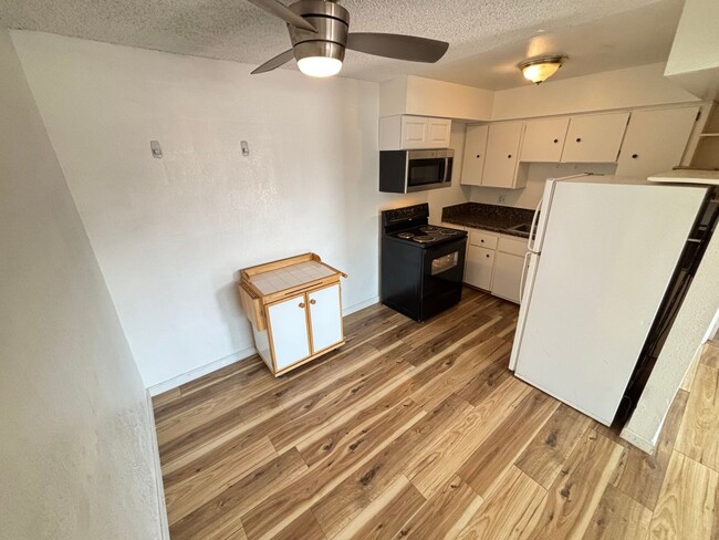 Building Photo - Charming 1Bed/1Bath First-Level Condo!