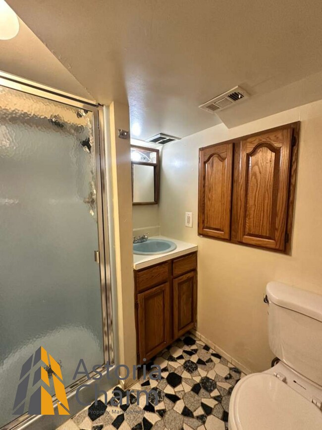 Building Photo - 3 Bedrooms Fenced Yard in a Desirable Neighborhood