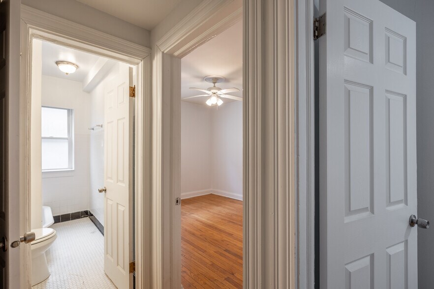 Building Photo - 7350 N Damen Ave