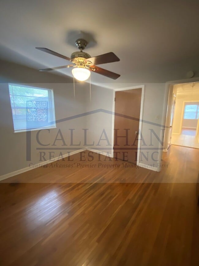 Building Photo - Mid Town 3 Bedroom home