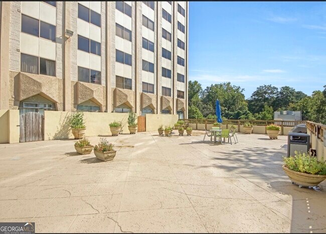 Building Photo - 2479 Peachtree Rd NE