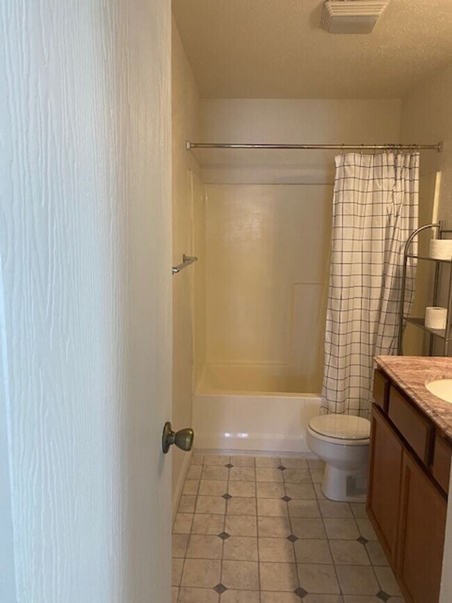 Building Photo - Cute 1 bdrm, 1 bath downstairs condo