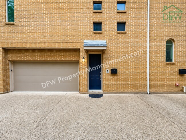 Building Photo - Luxury Renovated Townhome with Rooftop Skyline Views | Walk to Restaurants, Parks & More