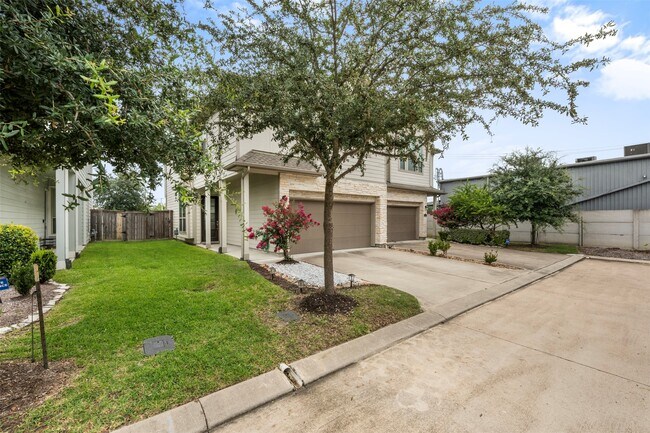 Building Photo - 219 Club Crest Ln