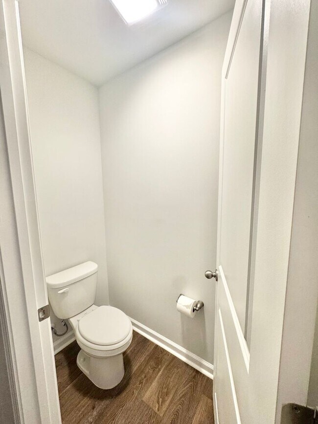 Building Photo - **$1000 off first months rent with acceptable credit and application**Available NOW!! 4 bedroom 2...