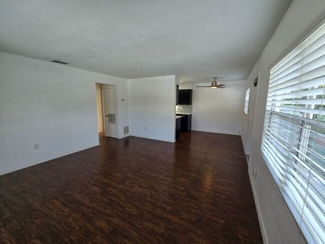 Building Photo - ** $500 OFF MOVE IN SPECIAL** Charming 2 bed 1 bath garage apartment in the heart of down town Or...