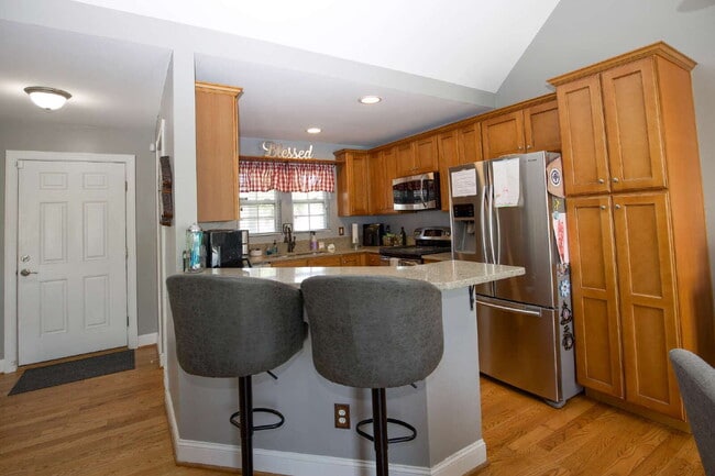 Building Photo - Charming 3 BR/2BA Ranch with fully fenced ...