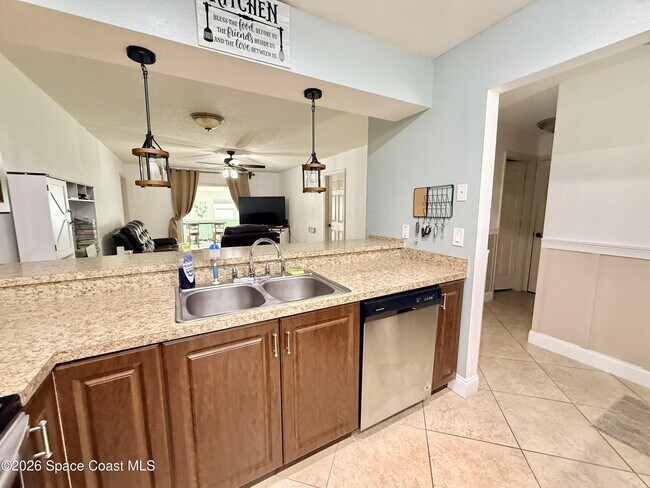 Building Photo - 1046 W Samms Ave