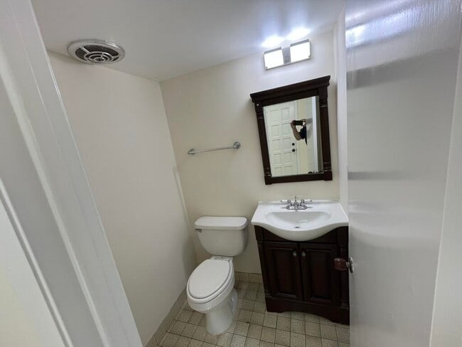 Building Photo - 3094 Bermwood Ln